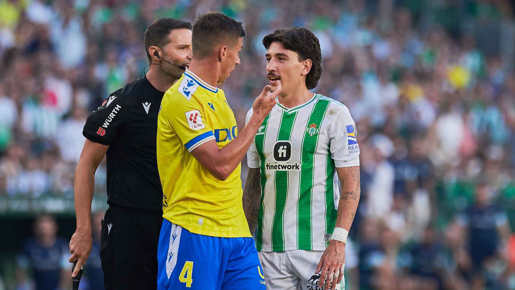 Rubén Alcaraz y Hector Bellerín en el Real Betis - Cádiz CF | Salvador López Medina para El MIRA