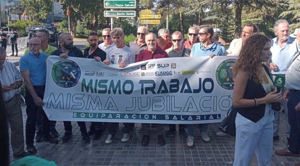 Policías y guardias civiles se han manifestado antes del inicio de la Cumbre