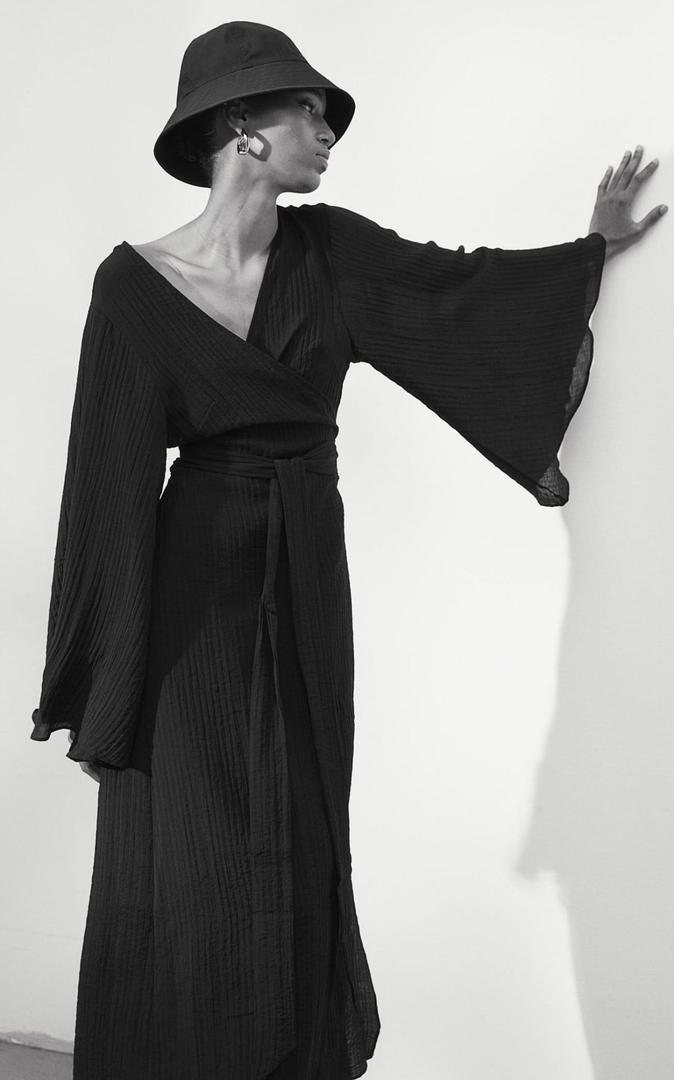 Vestido cruzado plisado con cinturón de H&M