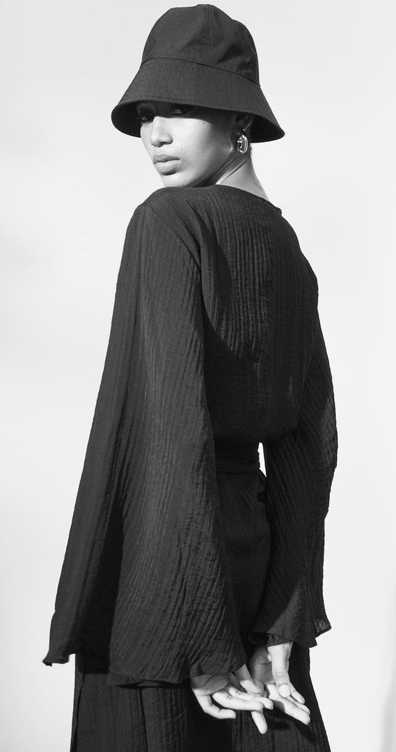 Vestido cruzado plisado con cinturón de H&M