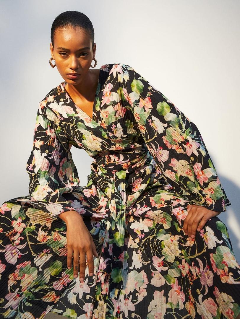 Vestido cruzado plisado con cinturón de H&M