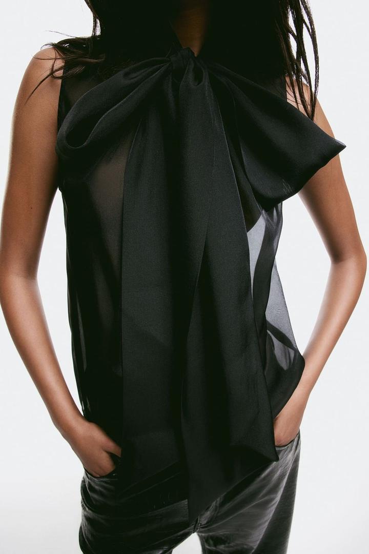 Blusa con lazada al cuello de de H&M