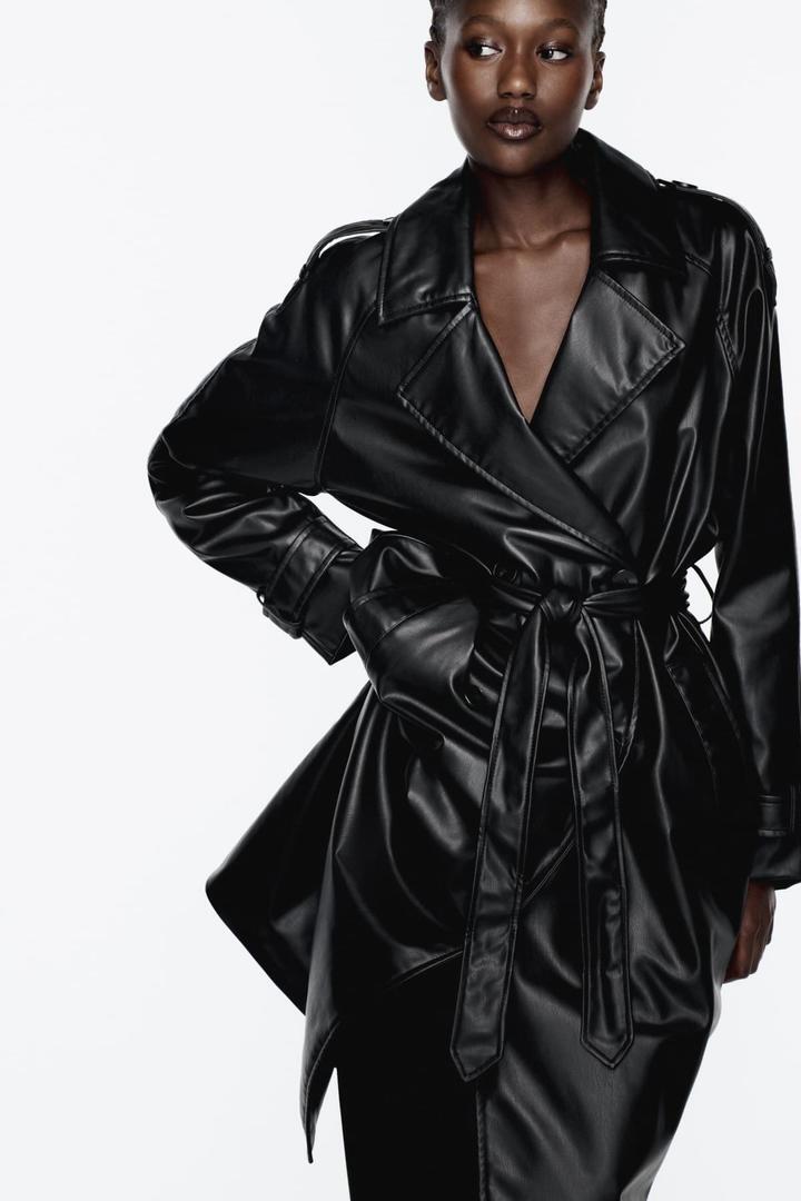 Chaqueta gabardina efecto piel negra de Zara