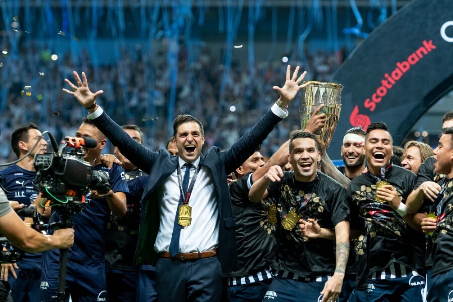 Diego Alonso celebra el título de la CONCACAF ganado con CF Monterrey