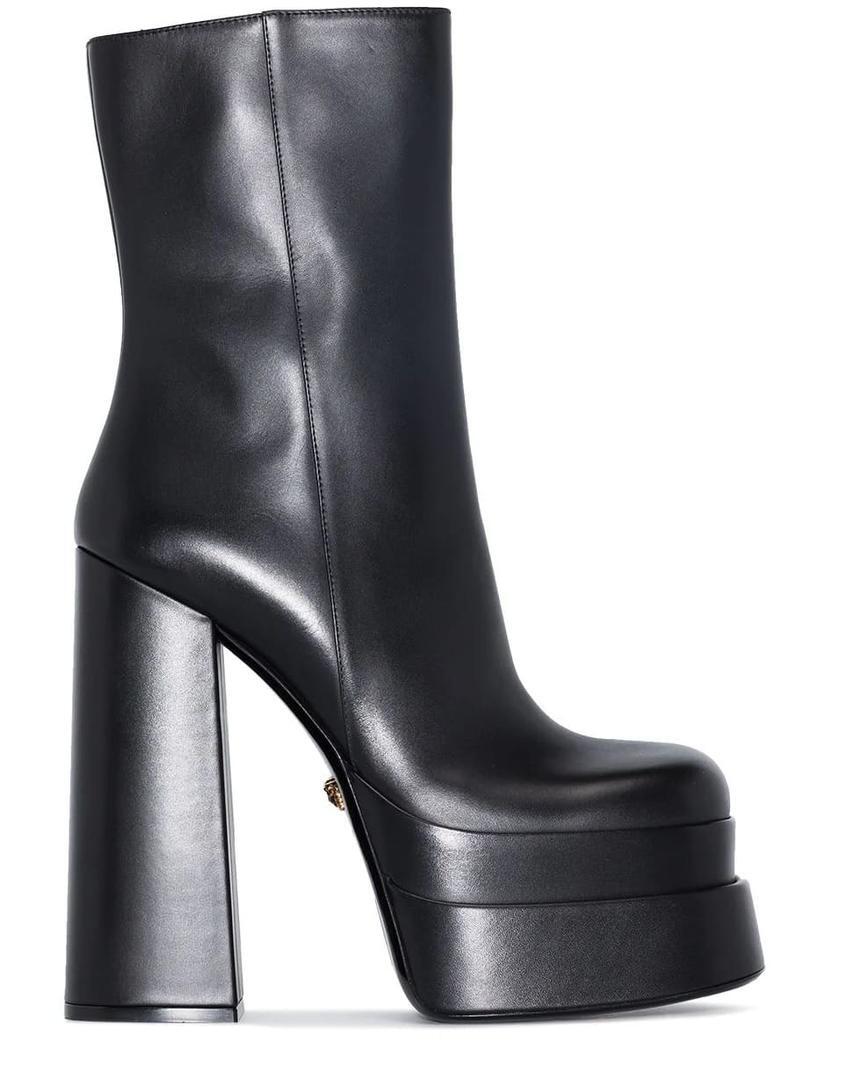 Botas caña baja y plataforma de Versace