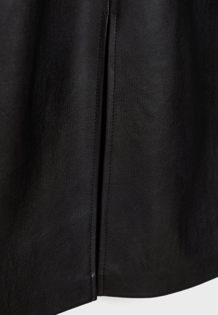 Vestido midi efecto piel slim de Stradivarius