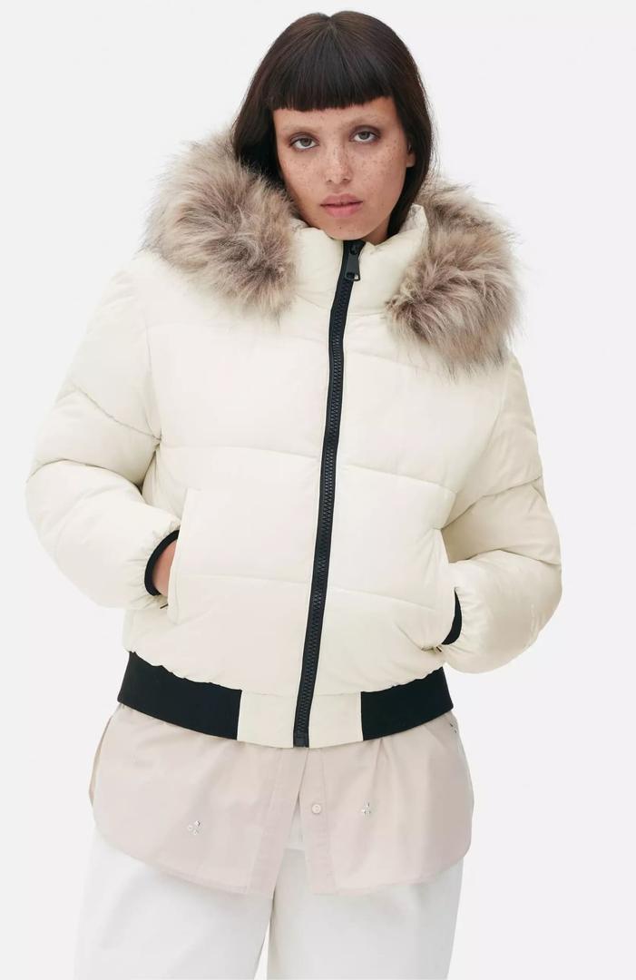 Abrigo acolchado con capucha y aplique de pelo de Primark