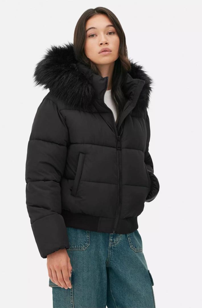 Abrigo acolchado con capucha y aplique de pelo de Primark