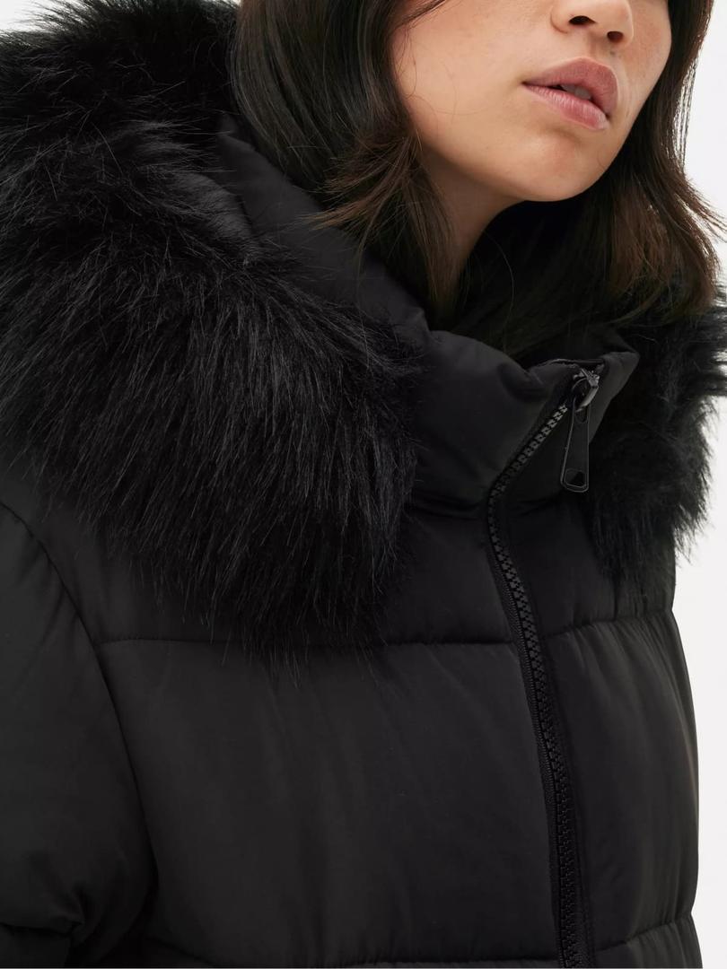 Abrigo acolchado con capucha y aplique de pelo de Primark