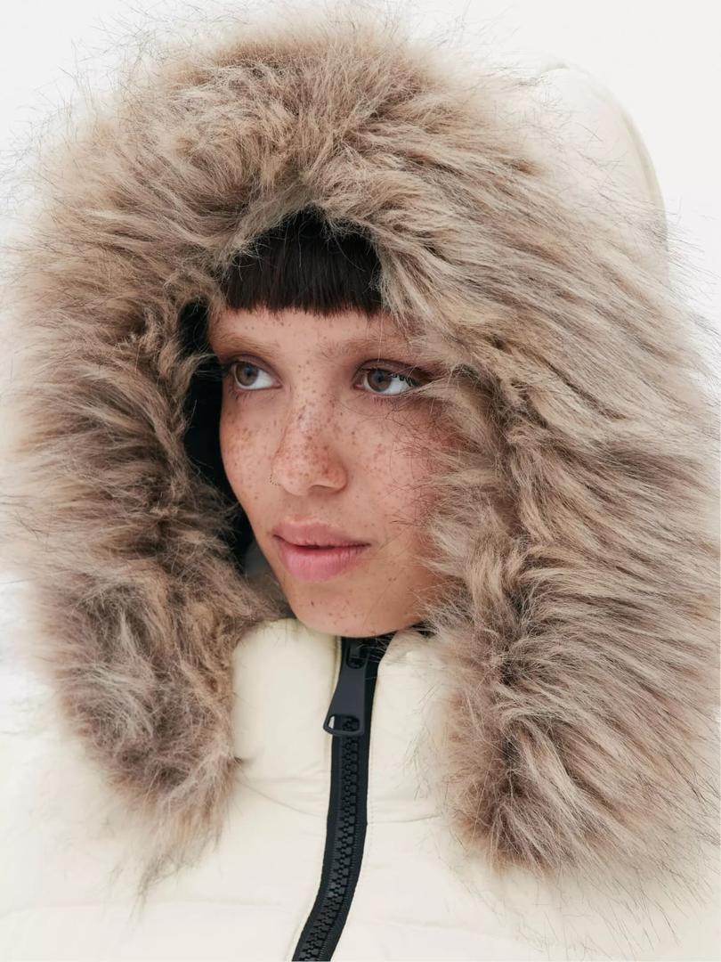 Abrigo acolchado con capucha y aplique de pelo de Primark