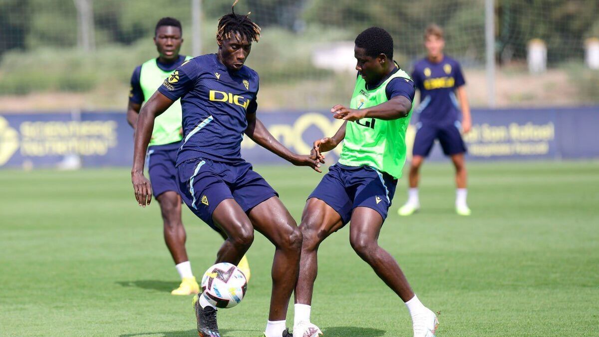 Francisco Mwepu en un entrenamiento con el Cádiz CF