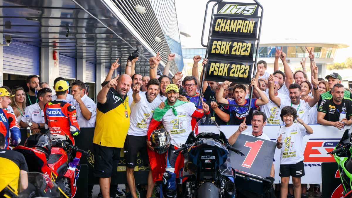 Ivo Lopes y su equipo festejan su título nacional de Superbike