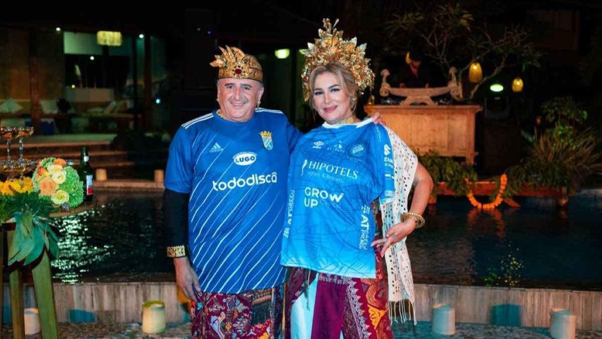 Miguel Ángel Mariscal y María del Mar Marín con las camisetas del Xerez CD y Xerez Deportivo FC