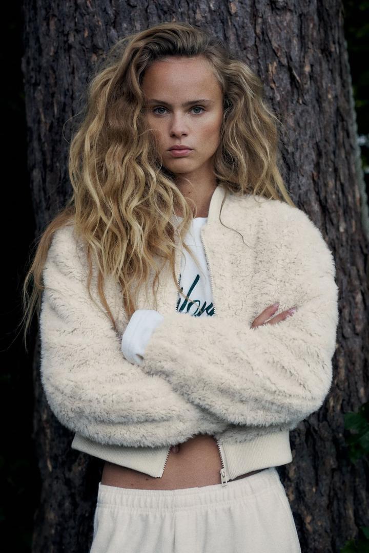 Chaqueta tipo bomber con tejido efecto pelo de Zara