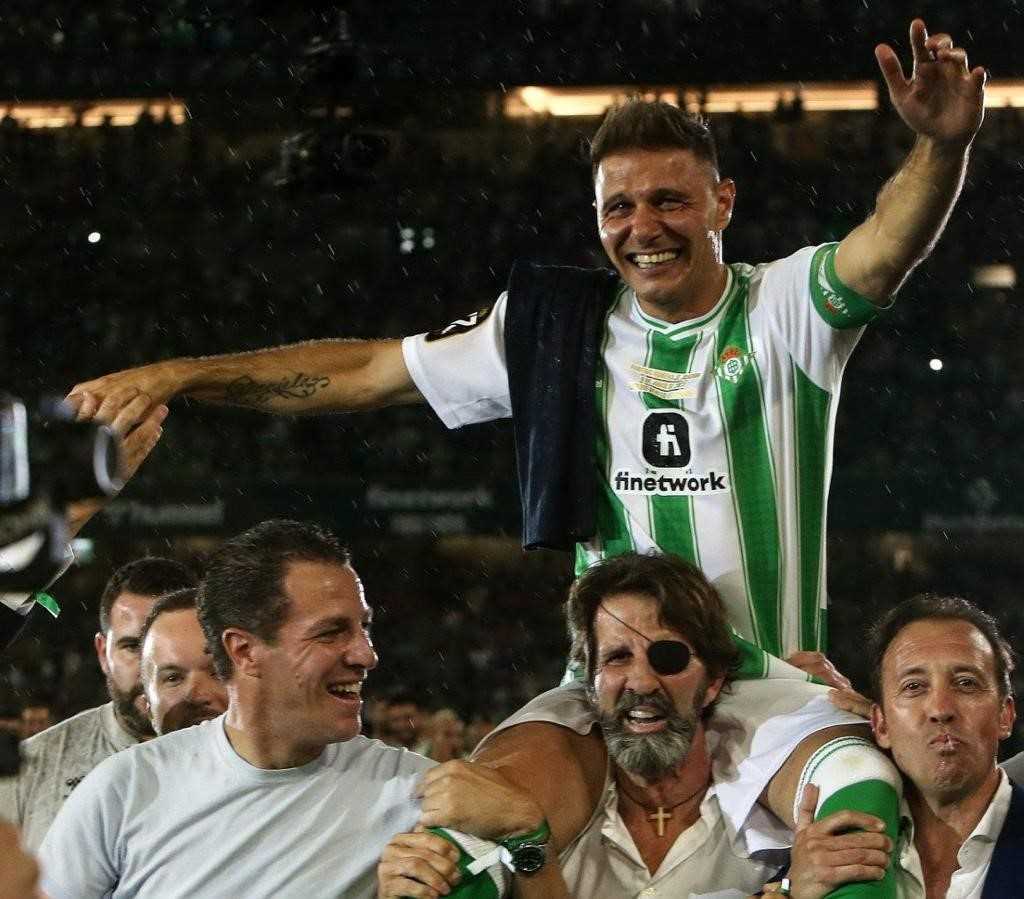 Juan José Padilla portando a hombros a Joaquín en su despedida