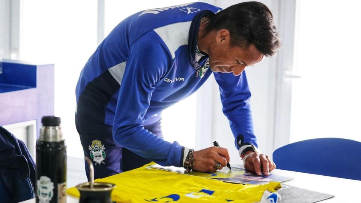 Lucas Lobos firmando una camiseta del Cádiz CF | Carlos Alfredo Santos Valle para El MIRA