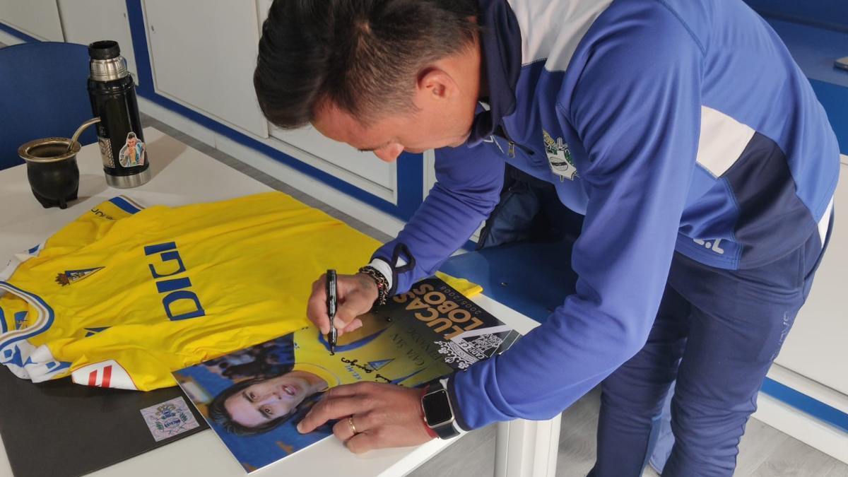 Lucas Lobos firmando su cuadro para el Museo del Cádiz CF | Carlos Alfredo Santos Valle para El MIRA