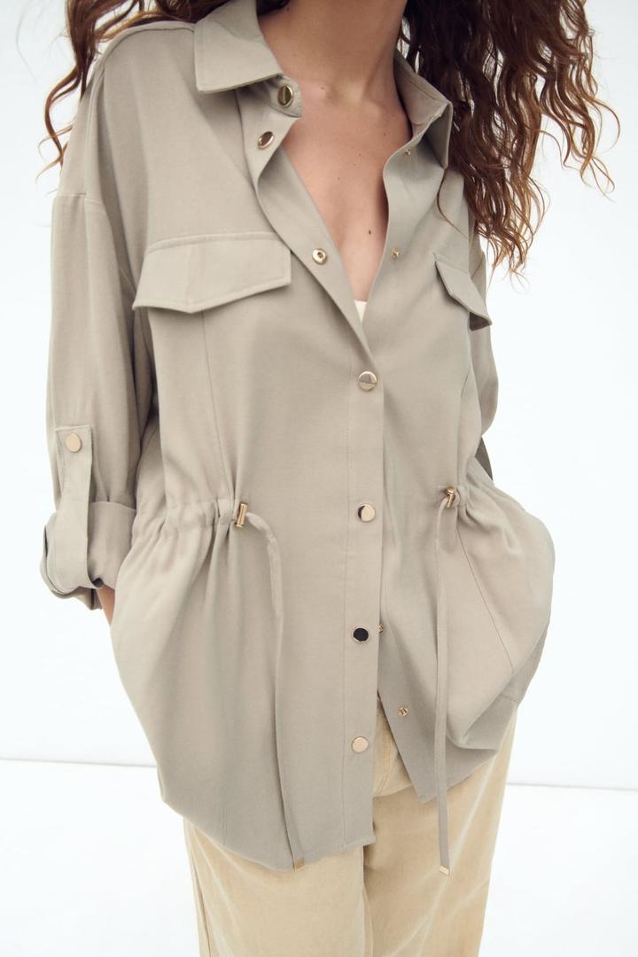 Chaqueta sahariana con bolsillos de Zara