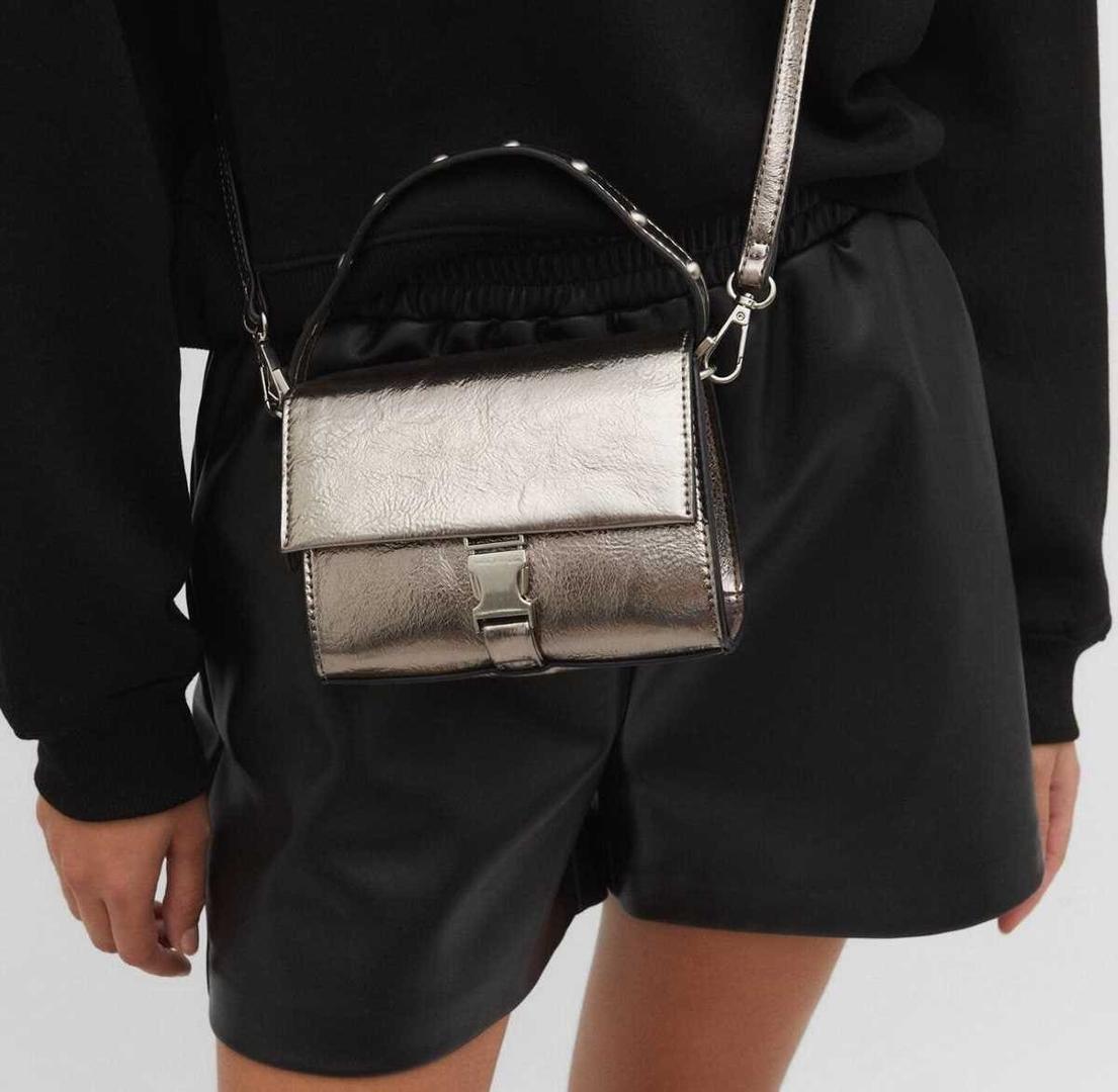 Bandolera solapa tachas de Stradivarius