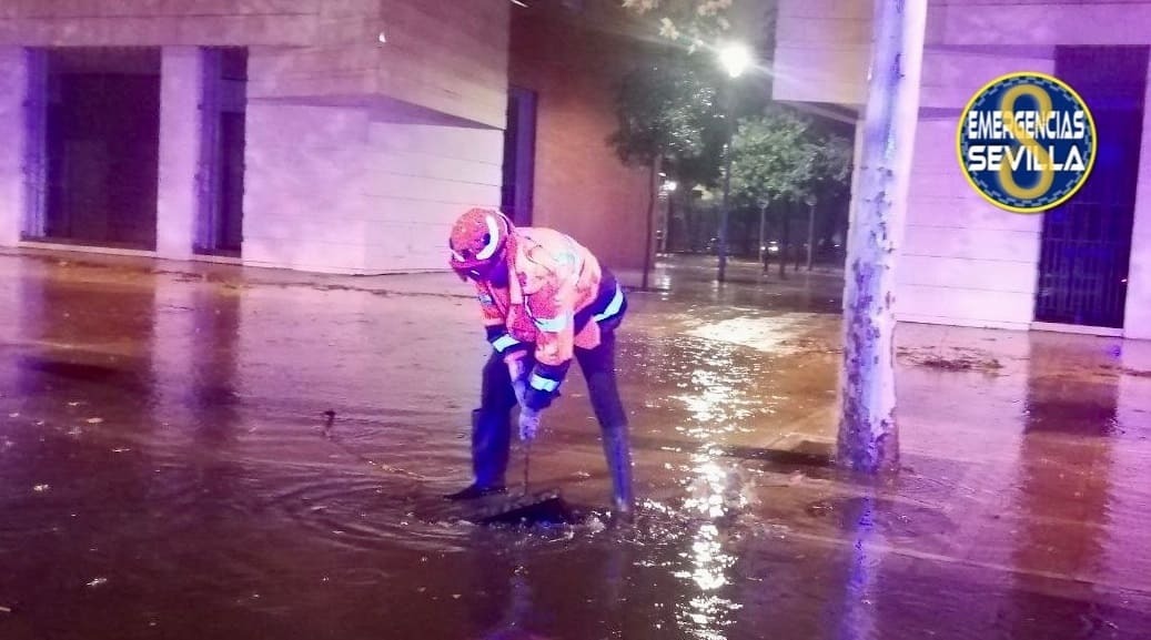 Operarios trabajan para achicar agua