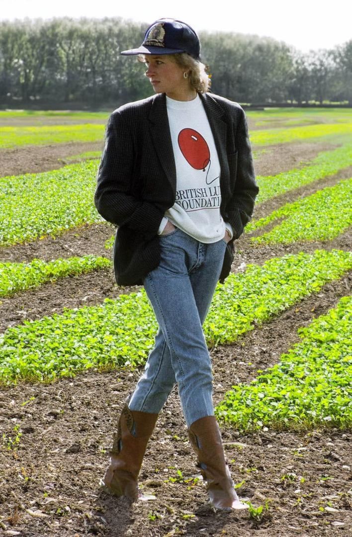 Diana de Gales caminando por el campo