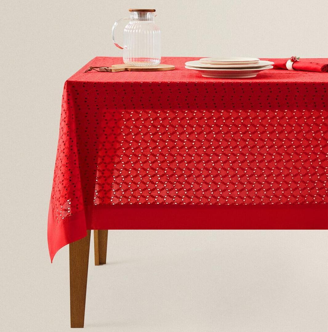 Mantel de algodón con bordados de Navidad en Zara Home