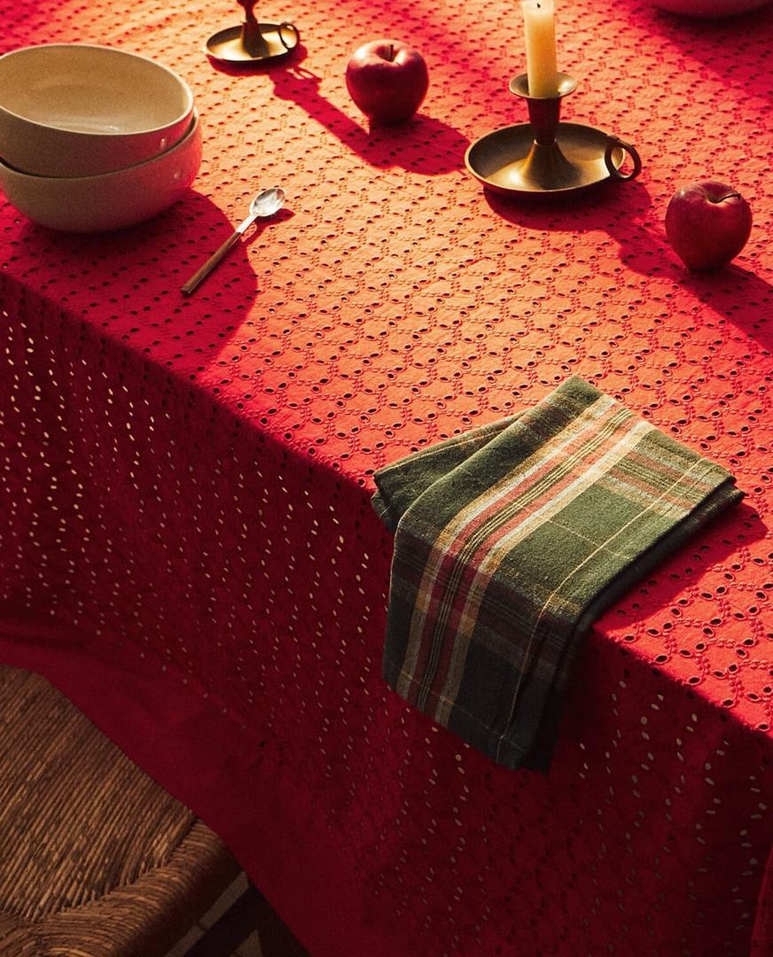 Mantel de algodón con bordados de Navidad en Zara Home