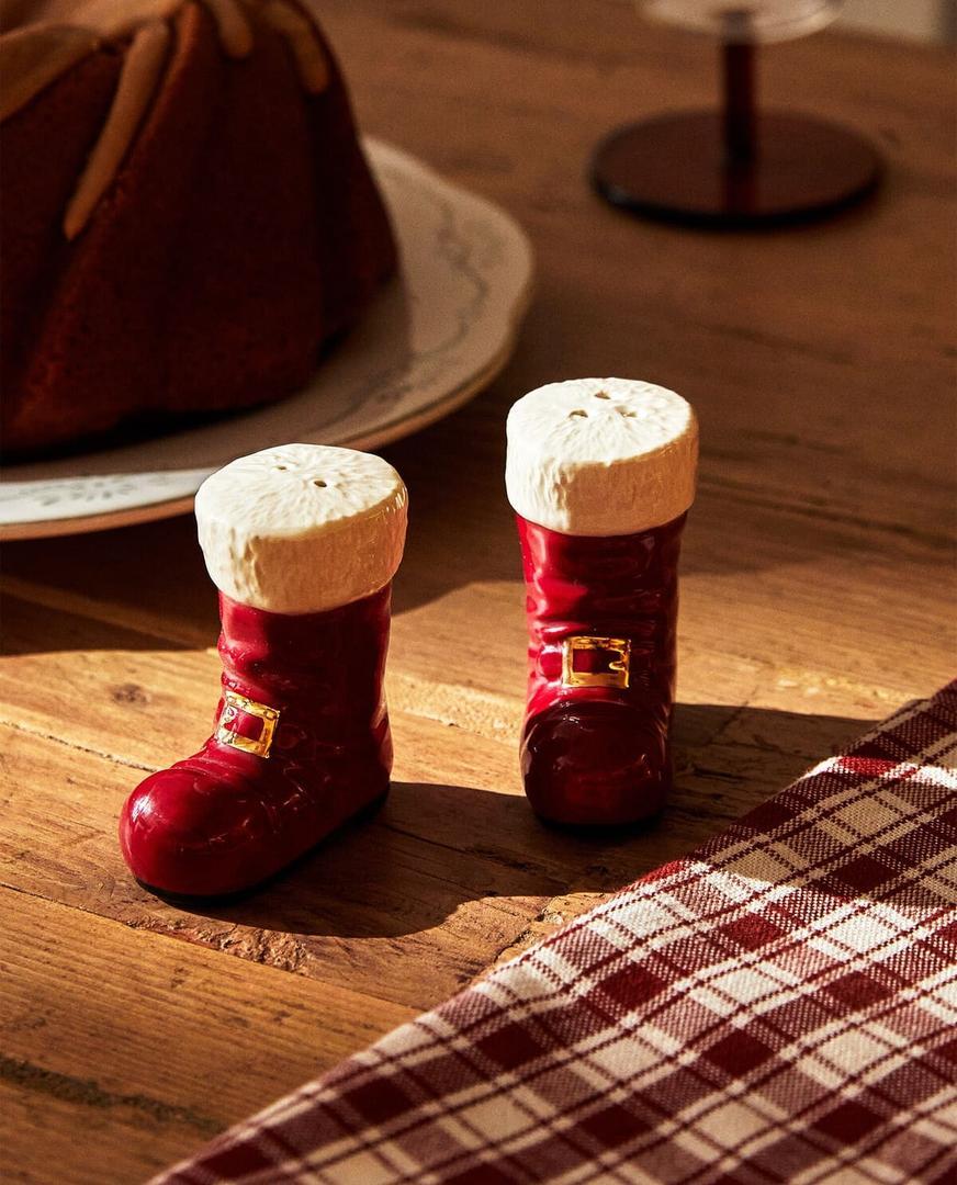 Set de salero y pimentero en forma de botas de Navidad de Zara Home