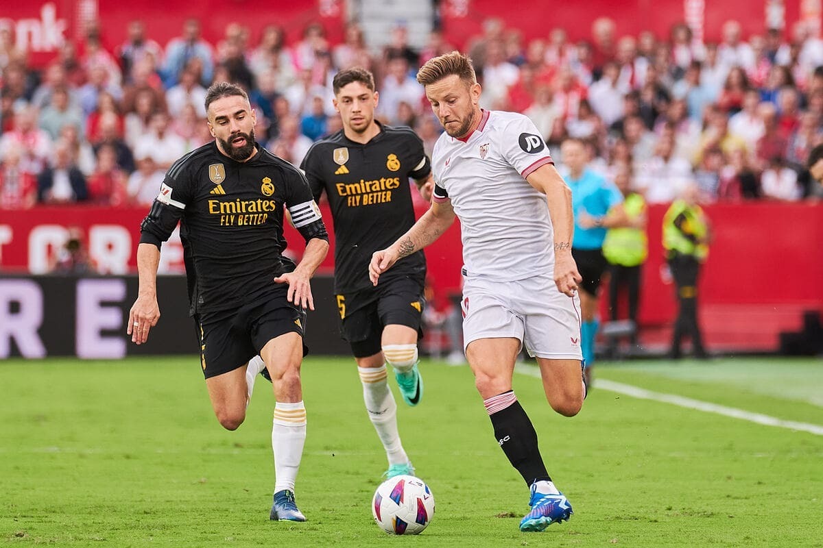 Rakitic y Carvajal en el Sevilla FC - Real Madrid | Salvador López Medina para El MIRA