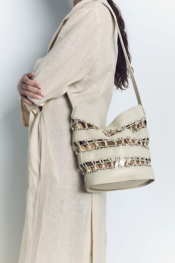 Bolso saca de piel con monedas