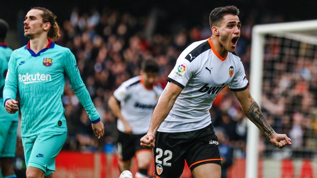 Maxi Gómez celebra un gol con el Valencia CF contra el FC Barcelona
