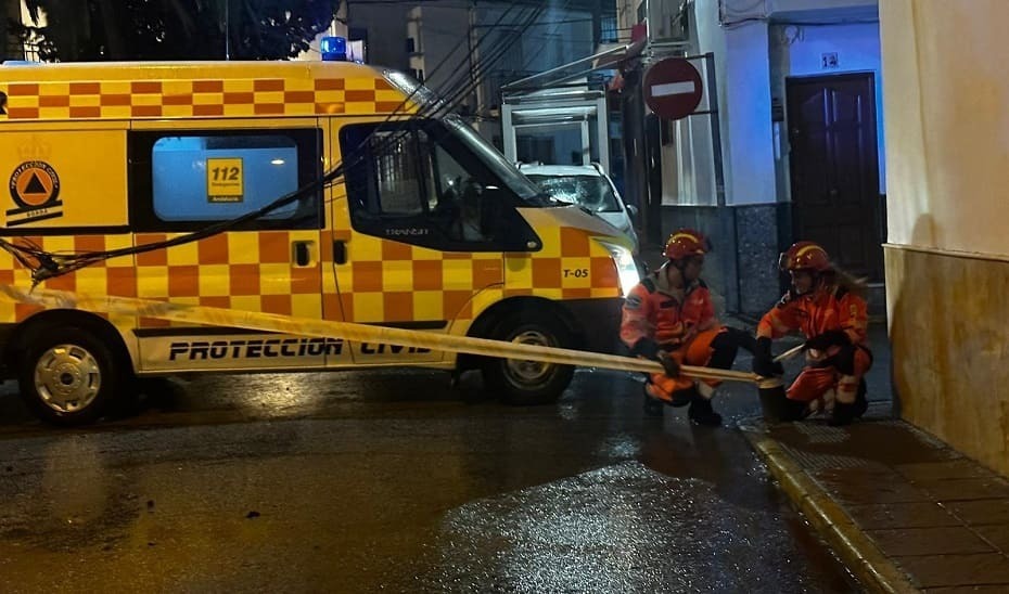 Miembros de Protección Civil en plena actuación