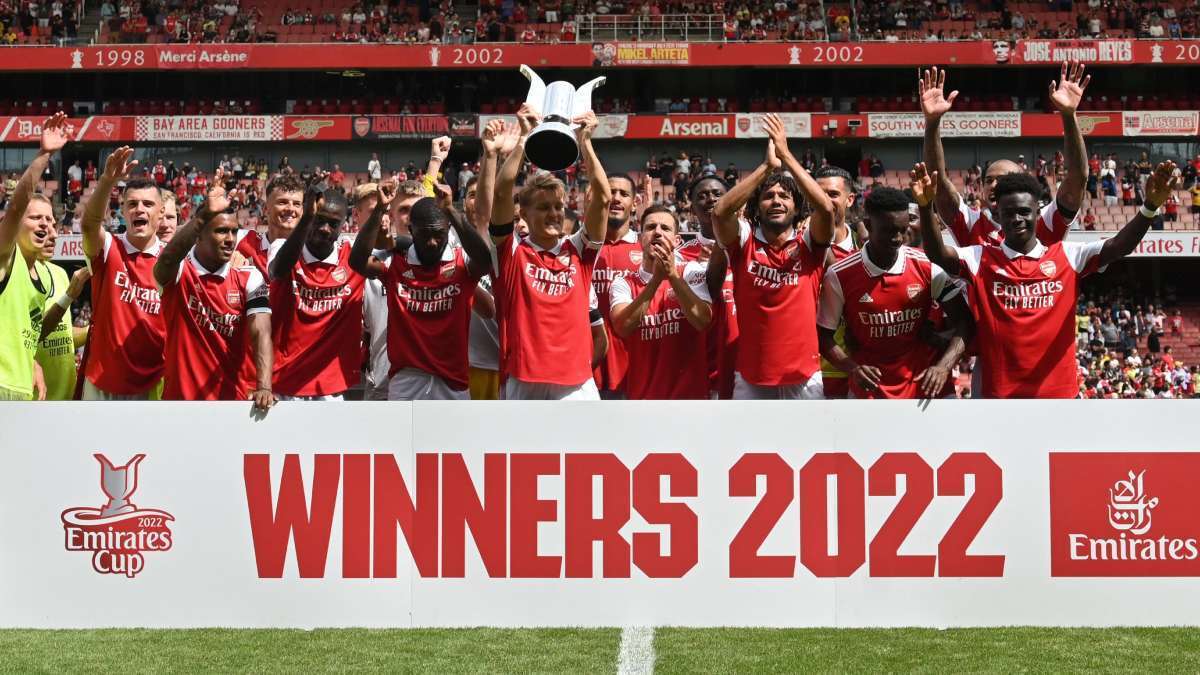 Los jugadores del Arsenal levantan el título del partido amistoso ante el Sevilla FC