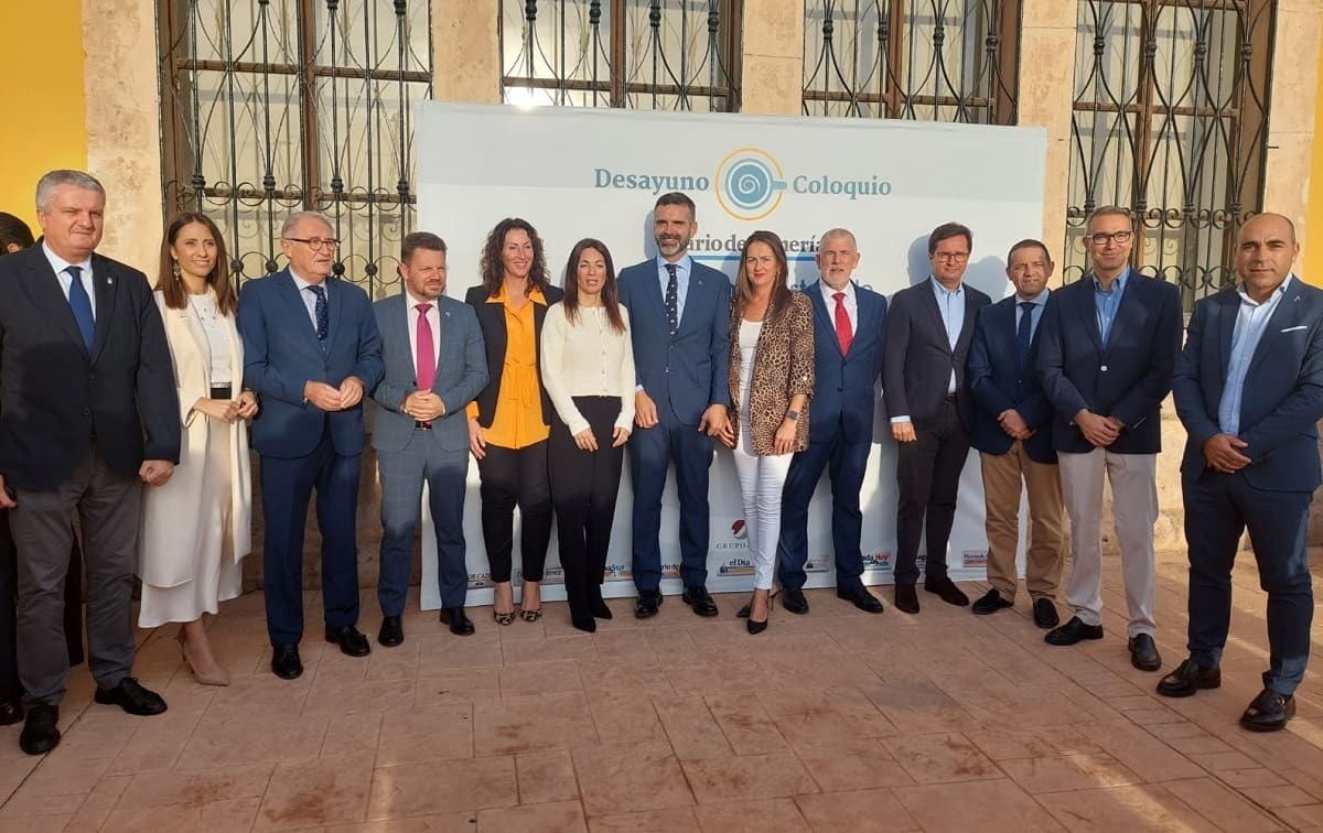 El consejero Ramón Fernández-Pacheco, en el centro de la imagen