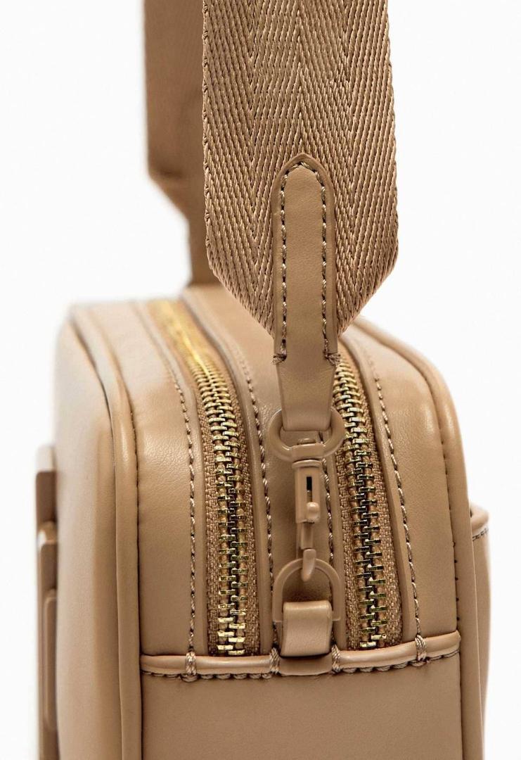 Bolso bandolera pieza metálica de Zara