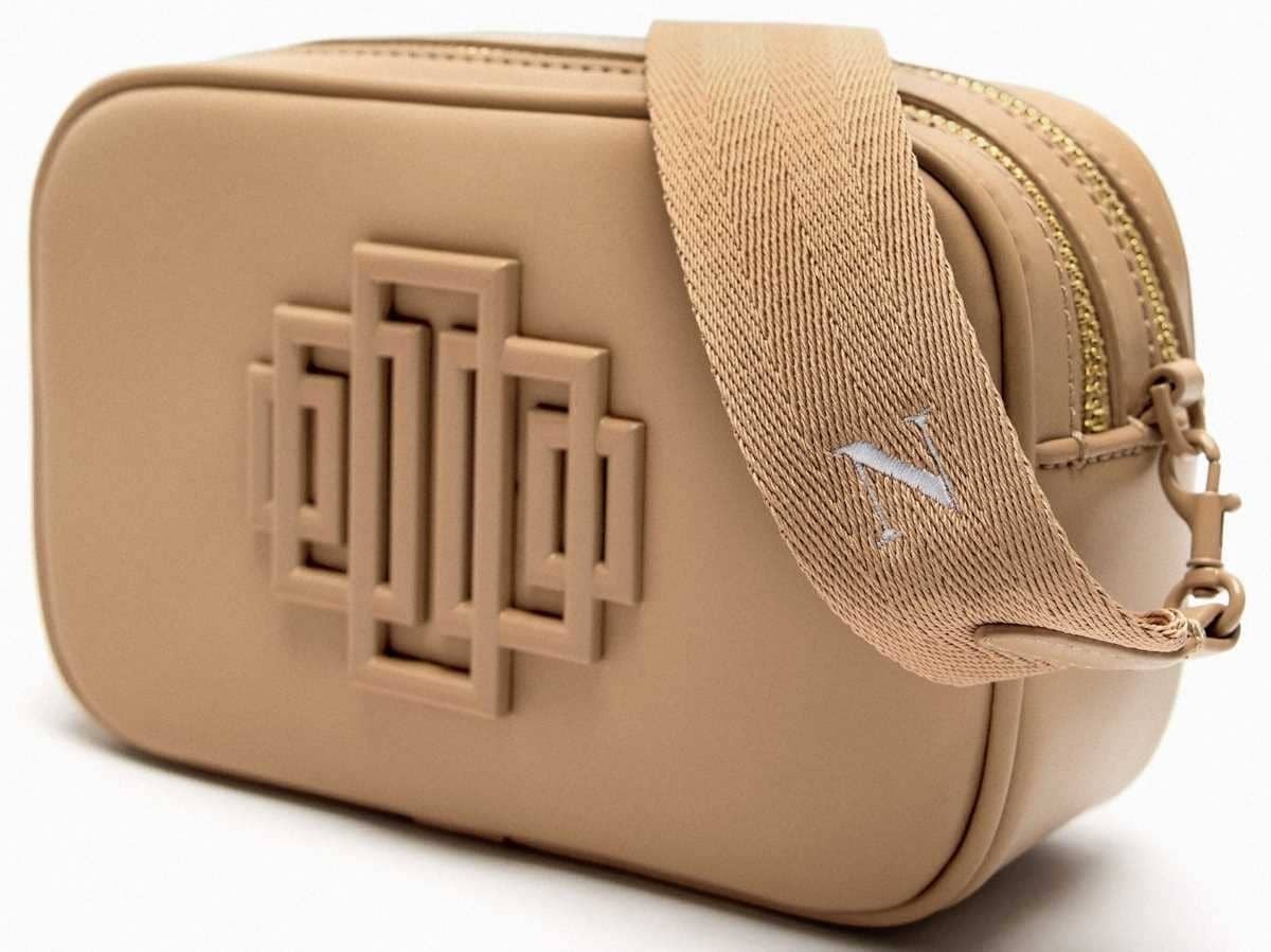 Bolso bandolera pieza metálica de Zara