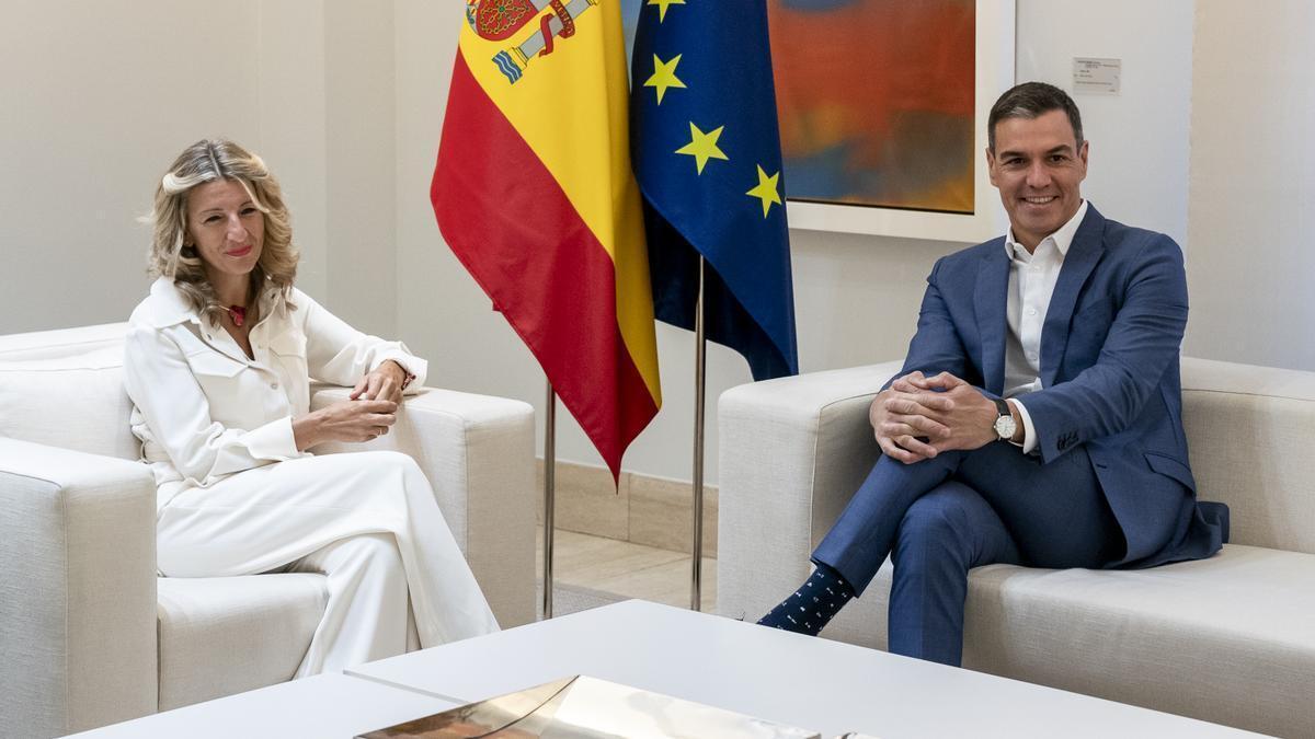 Yolanda Díaz y Pedro Sánchez en una reunión en la Moncloa