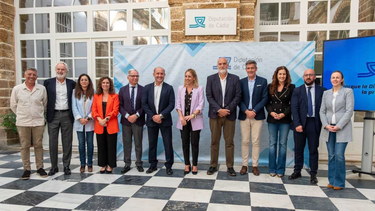 Almudena Martínez posa con miembros de su equipo de Gobierno