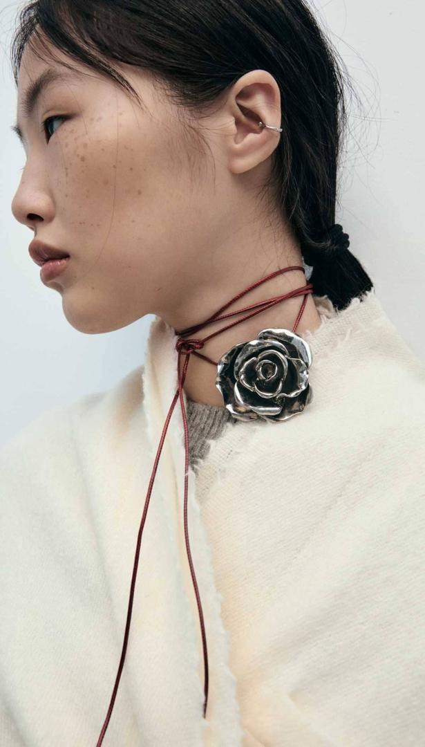 Collar cuerda rosa de Zara