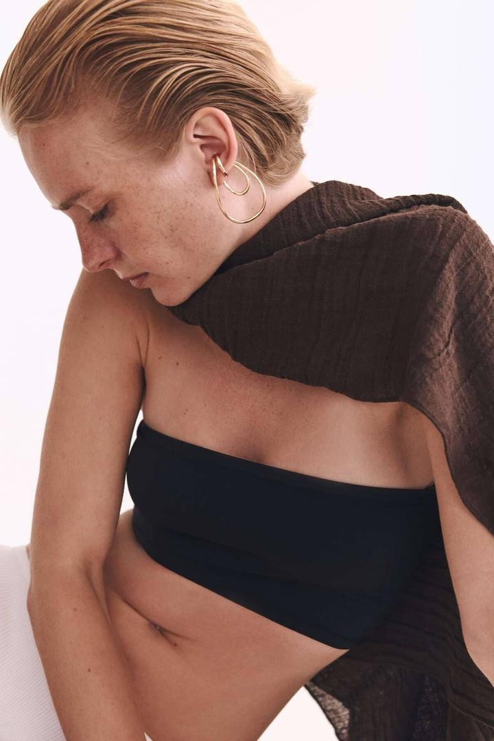 Pendientes de aro ear cuff de color dorado de Zara