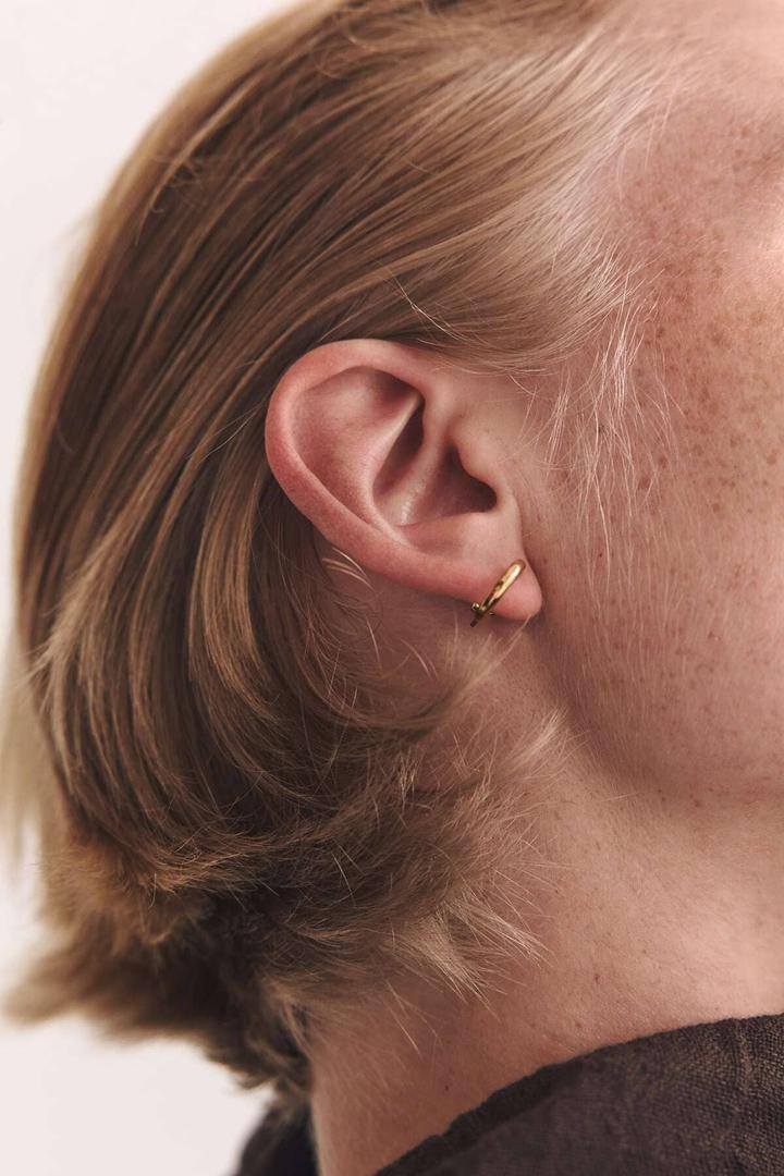 Pendientes de aro ear cuff de color dorado de Zara