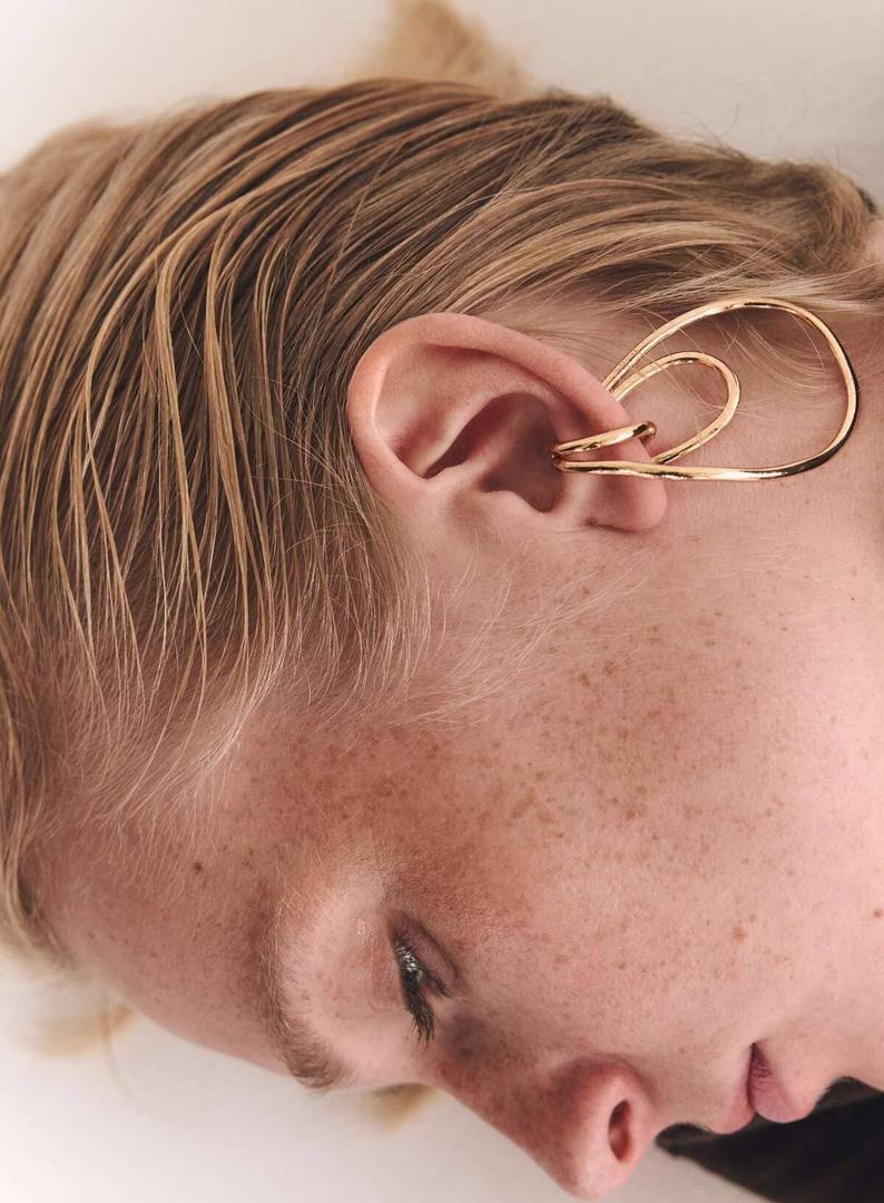 Pendientes de aro ear cuff de color dorado de Zara