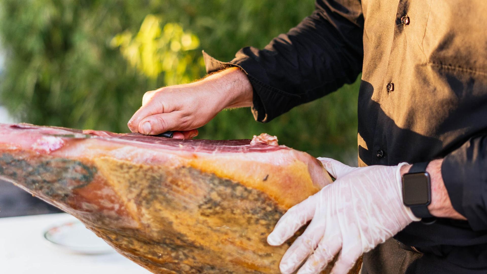 Corte profesional de una pata de jamón ibérico de La Nevera Española