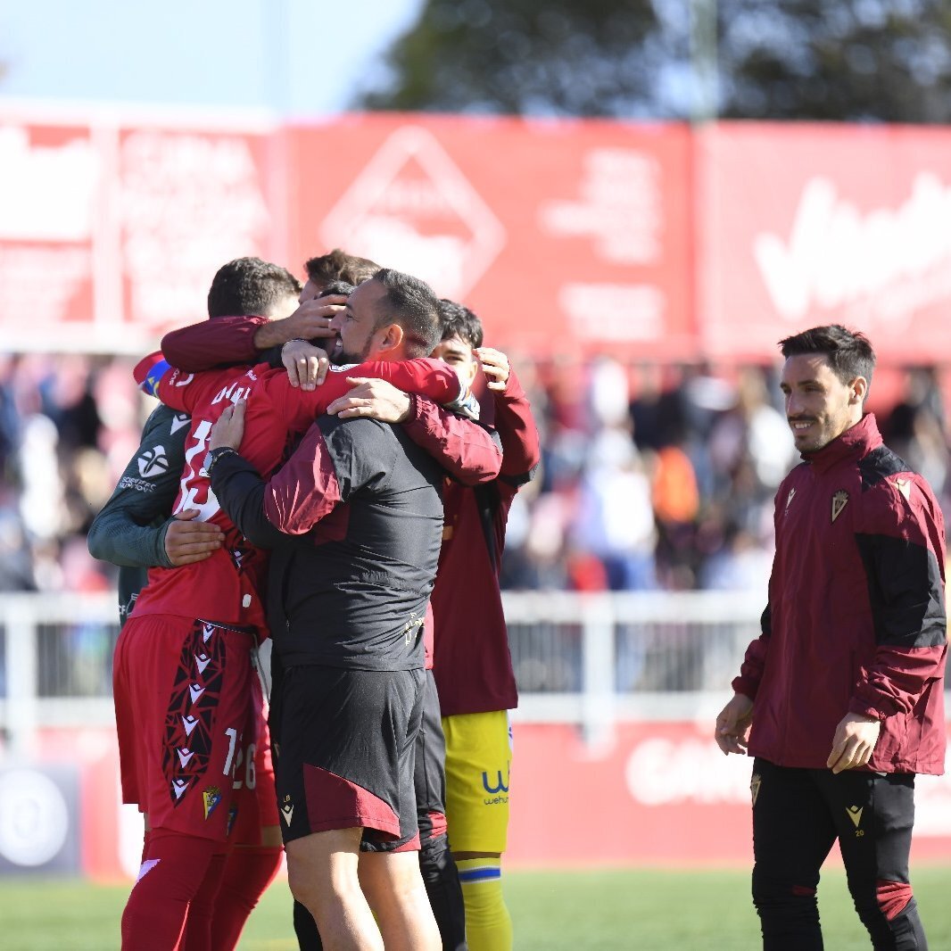 Los jugadores del Cádiz CF celebran con David Gil el pase de ronda ante el Badalona Futur | Cádiz CF
