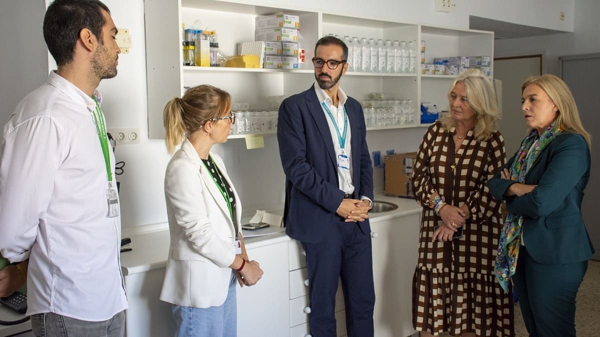 Un momento de la visita de la delegada de la Junta de Andalucía Mercedes Colomgo
