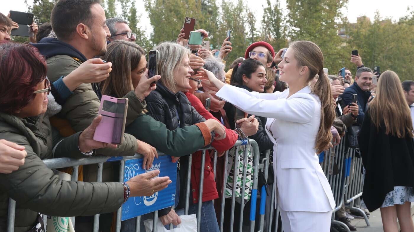 La Princesa de Asturias recibe el cariñoso saludo de las personas que se congregaban en la Plaza de Oriente
