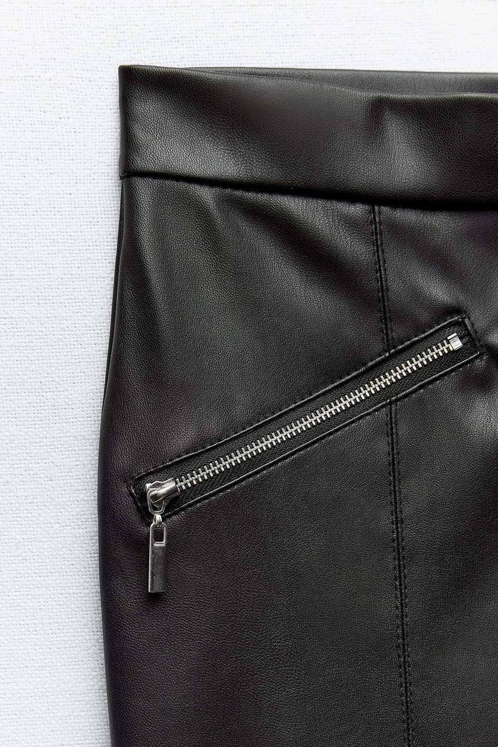 Pantalón leggings efecto piel con cremalleras de Zara