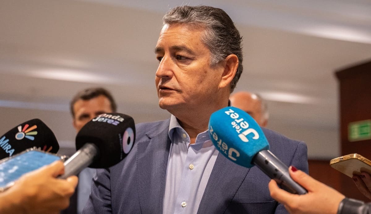 Antonio Sanz atiende a los medios