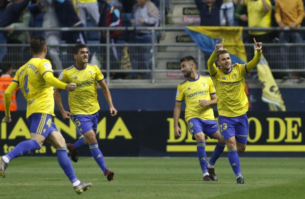 Ager Aketxe y todo el equipo del Cádiz CF celebra un gol del jugador vasco ante el Málaga CF