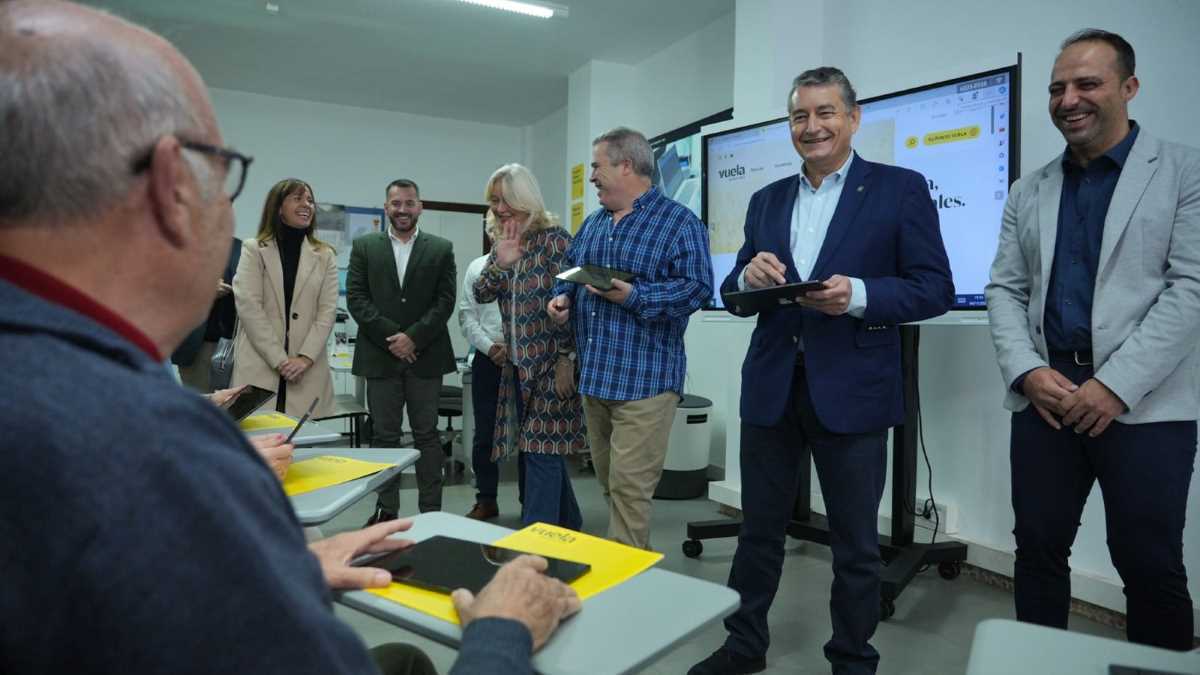 Antonio Sanz en la inauguración del 'Punto Vuela' de Ubrique